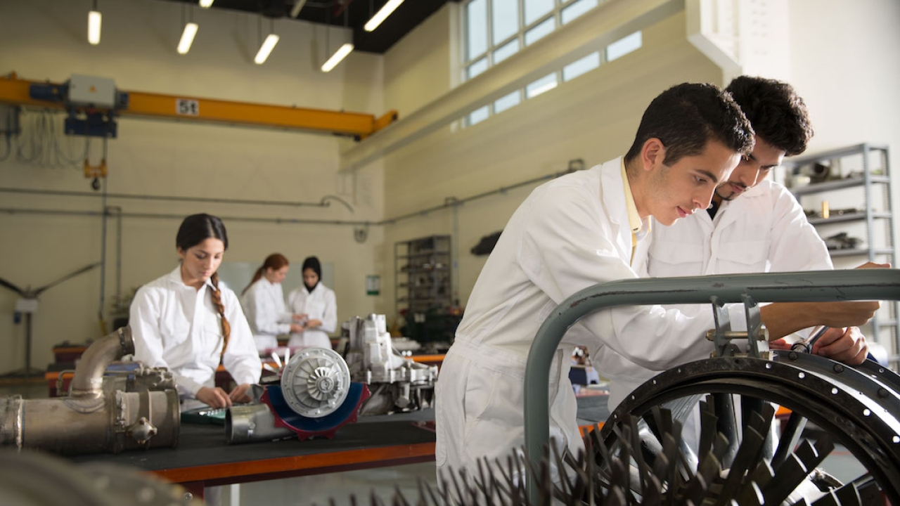 EAU students in lab