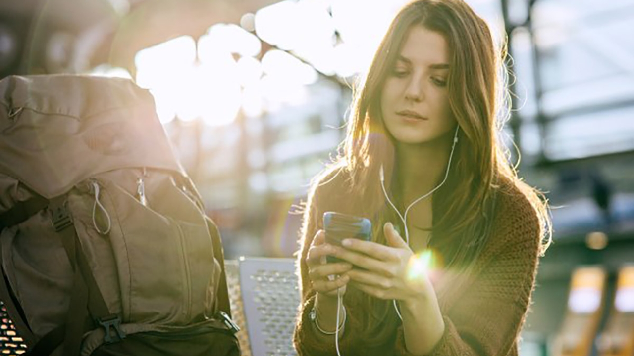 Girl uses mobile device to track her luggage