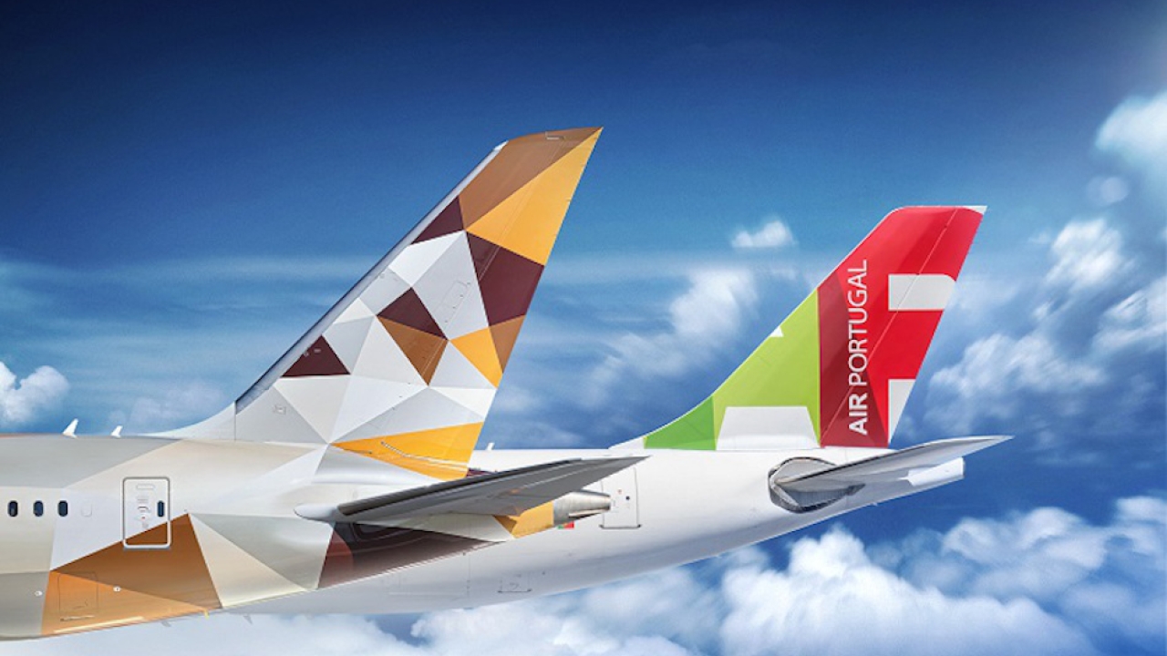 File:A plane from the ETIHAD Airways (UAE) in the blue paint of